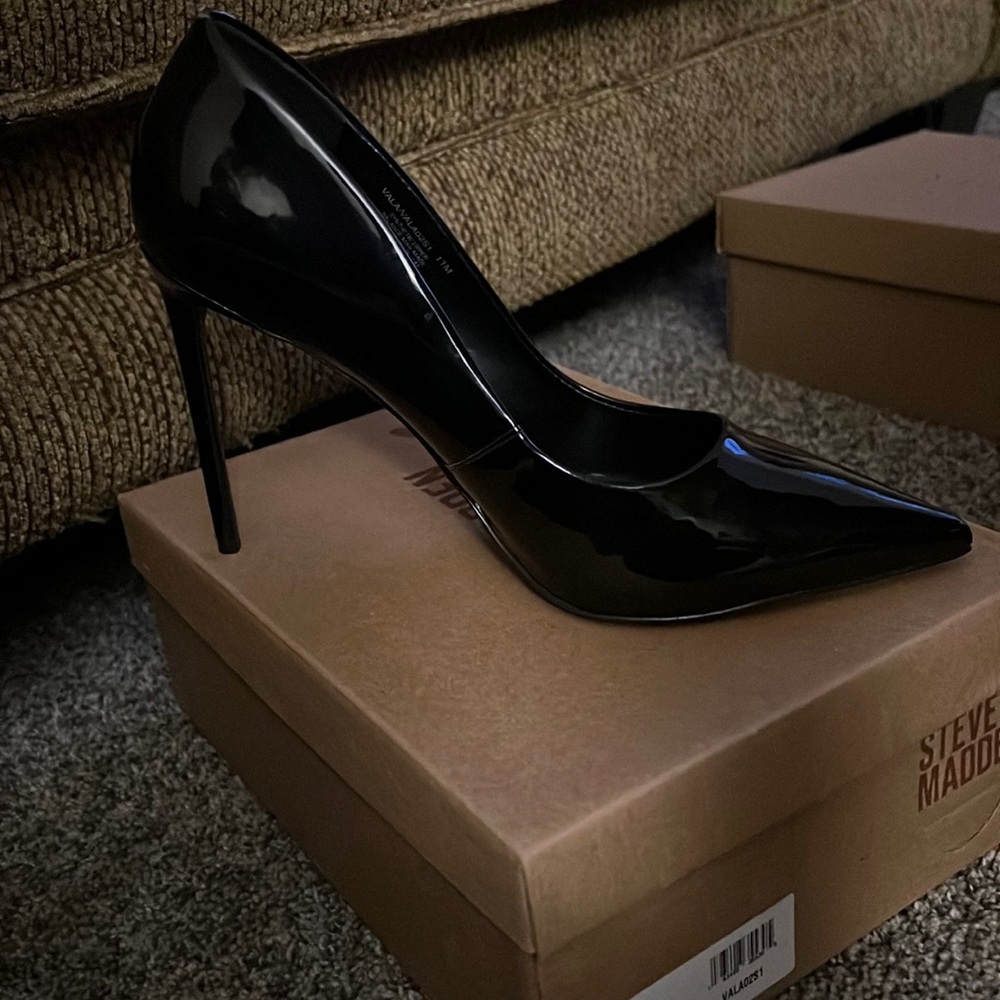STEVE MADDEN Black Patent Heel.